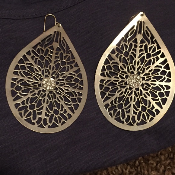 Jewelry - 👌3/$12👌 Silver Cutout Sparkly Earrings